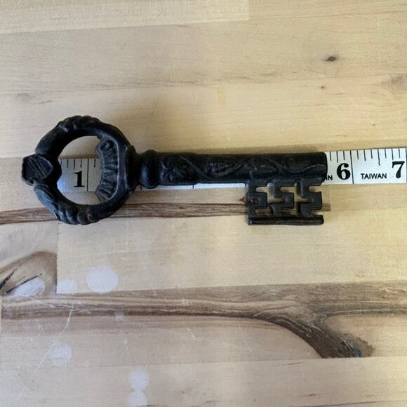 Decorative Black Wrought Iron Key Bottle Opener Veritas In Vino 6" - Picture 6 of 7